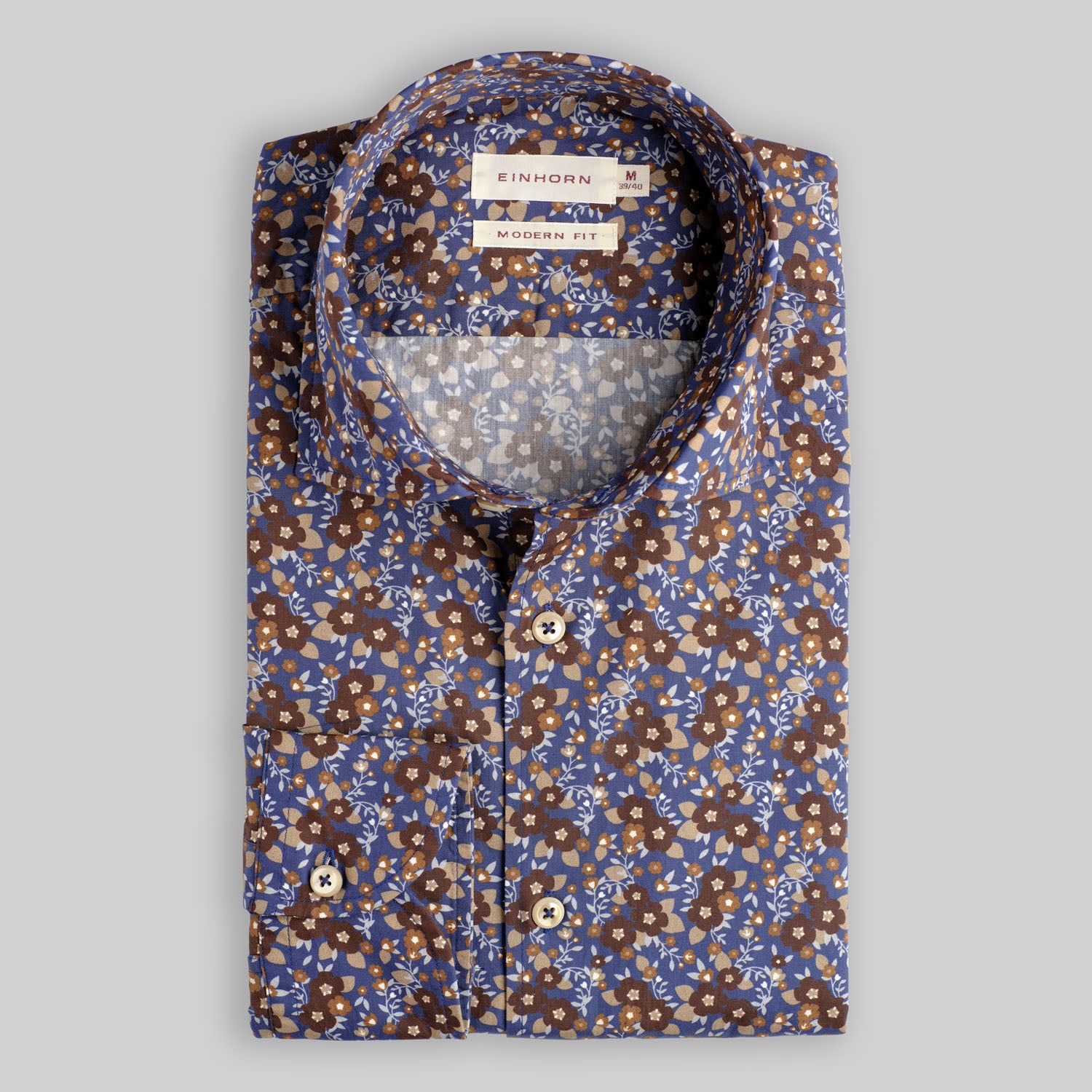 Dieses Einhorn Hemd mit floralem Print in Marineblau, Braun und Beige vereint Eleganz und Individualität in perfekter Balance.