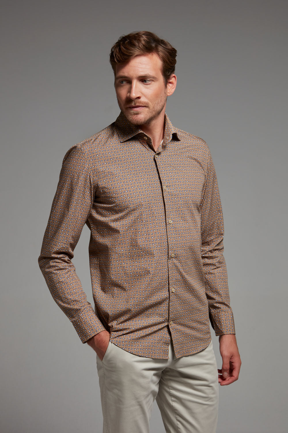 Dieses Einhorn Hemd mit geometrischem Print in Beige, Marineblau und Weiß kombiniert klassische Eleganz mit moderner Leichtigkeit.