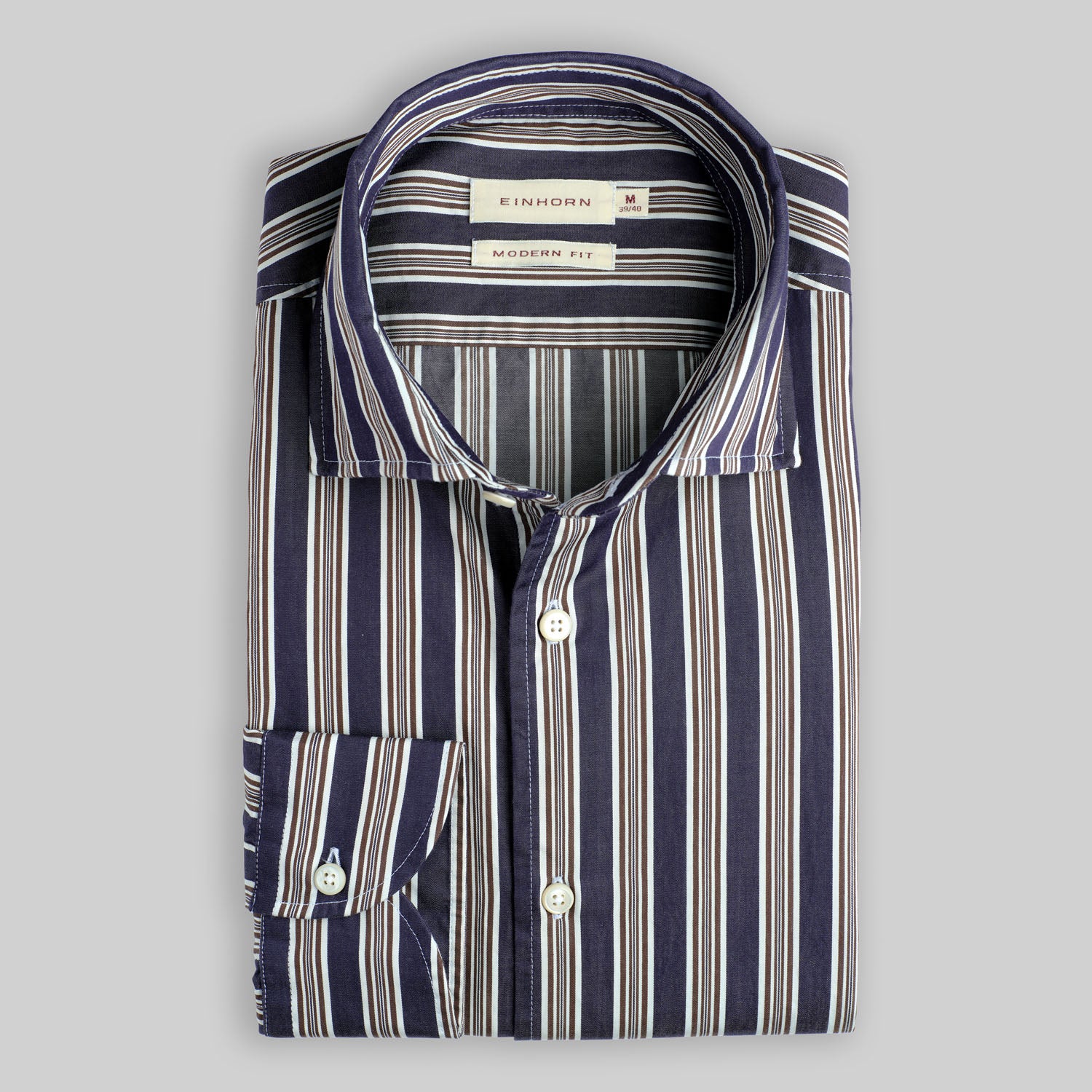 Dieses Einhorn Hemd mit Streifen in Marineblau, Weiß und Braun bringt frische Struktur in die Herrengarderobe.
