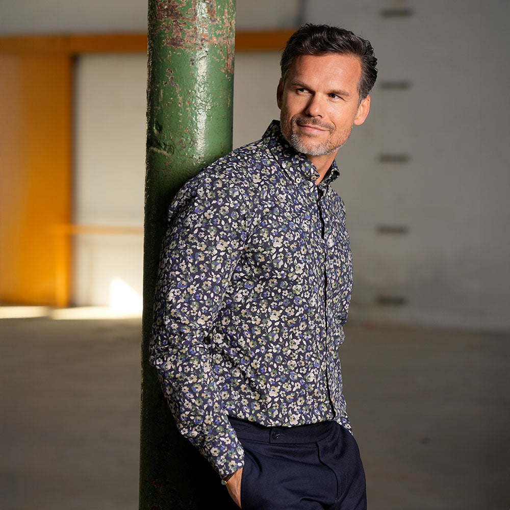 Modern Fit Hemd mit floralem Muster in Grün und Blau – 100 % Baumwolle, Haikragen, langärmelig & stilvoll. Ideal für Freizeit, City & kreative Business-Looks.