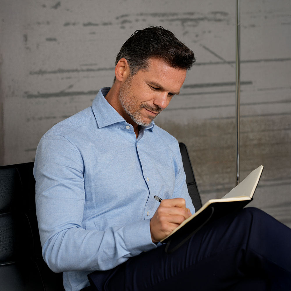 Weiches Flanellhemd in Hellblau im Modern Fit – 100 % Baumwolle, Haikragen, langärmelig & angenehm wärmend. Perfekt für Herbst, Winter & Freizeit.