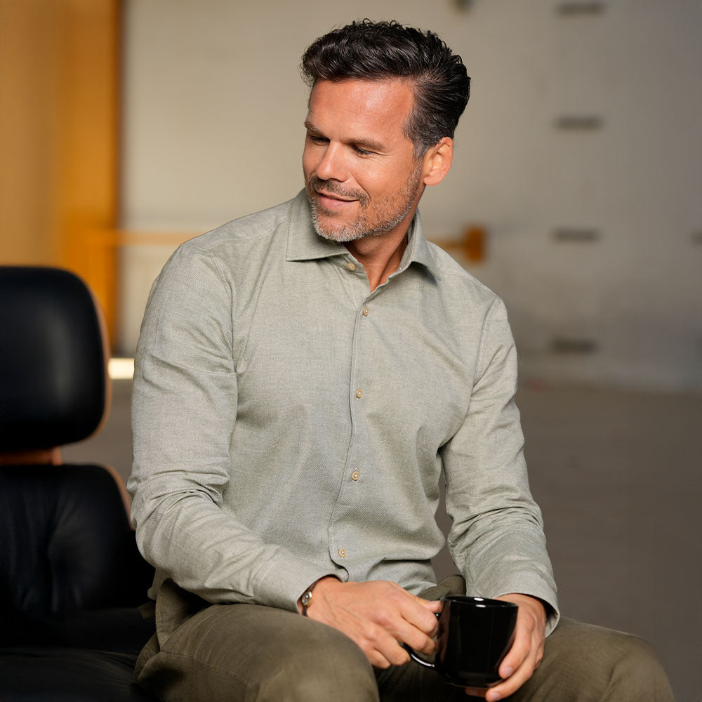 Weiches Flanellhemd in grün im Modern Fit – 100 % Baumwolle, Haikragen, langärmelig & angenehm wärmend. Perfekt für Herbst, Winter & Freizeit.