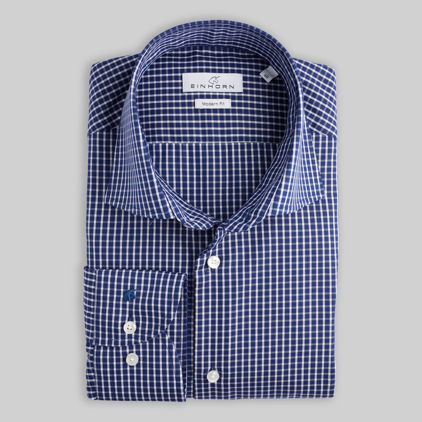 Das Einhorn Hemd Modern Fit Non Iron Karo Navy kombiniert traditionellen Stil mit moderner Pflegeleichtigkeit.