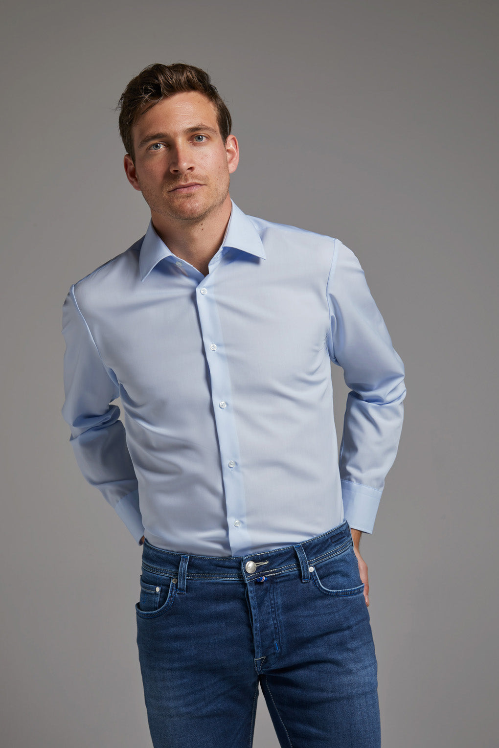 Das blaue Hemd ist ein absoluter Business-Klassiker und die ideale Basis für jede professionelle Garderobe.