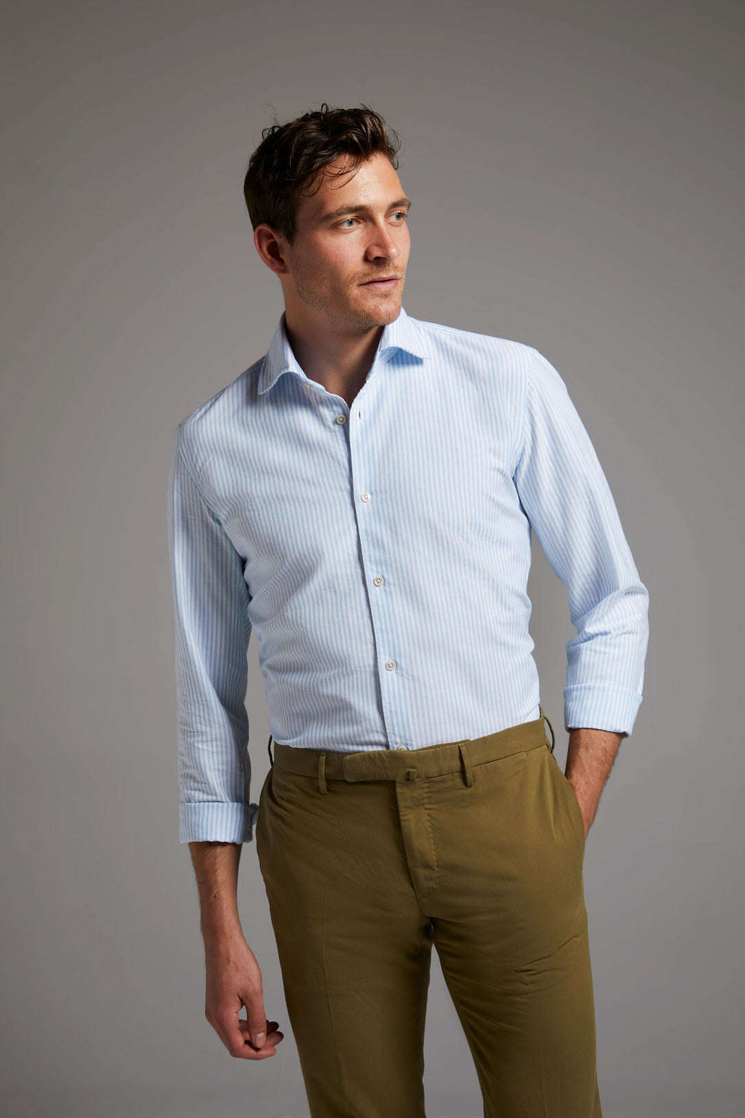 Das Oxfordhemd Modern Fit Hellblau mit Streifenvon Einhorn vereint Tradition und Moderne in einem Kleidungsstück.