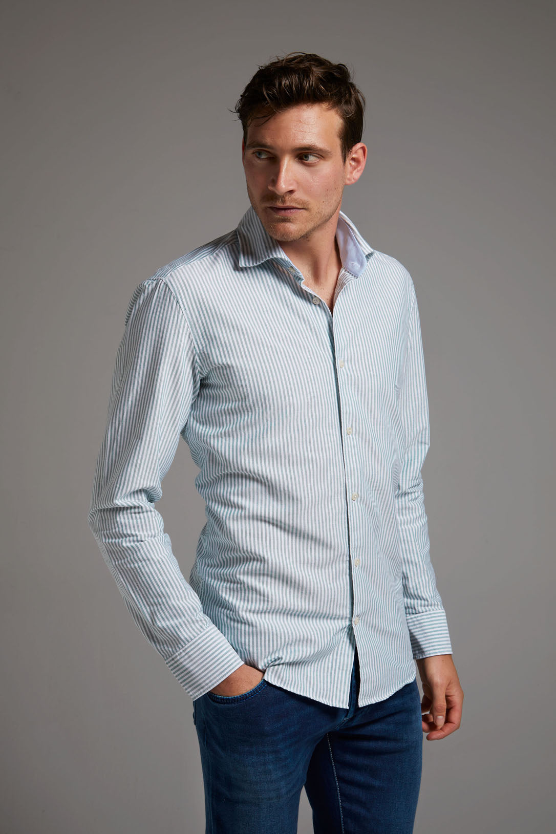 Das Einhorn Oxfordhemd Modern Fit Streifen Grün mit Kontrast verbindet zeitlose Streifenoptik mit einem modernen, gepflegten Auftritt.