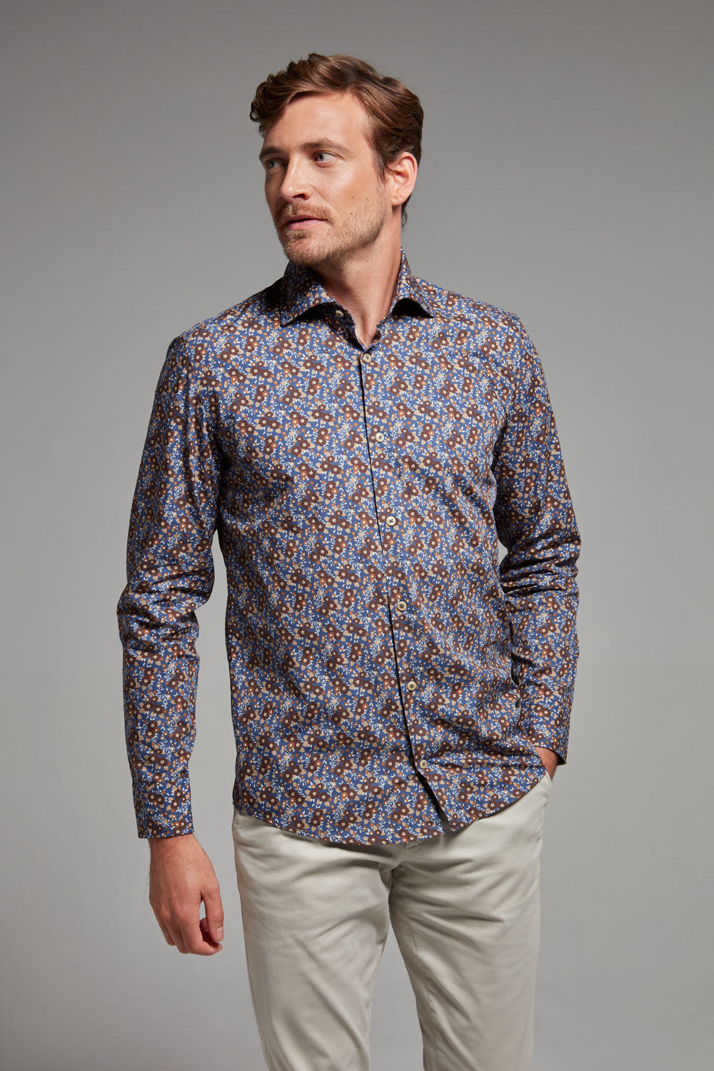 Dieses Einhorn Hemd mit floralem Print in Marineblau, Braun und Beige vereint Eleganz und Individualität in perfekter Balance.