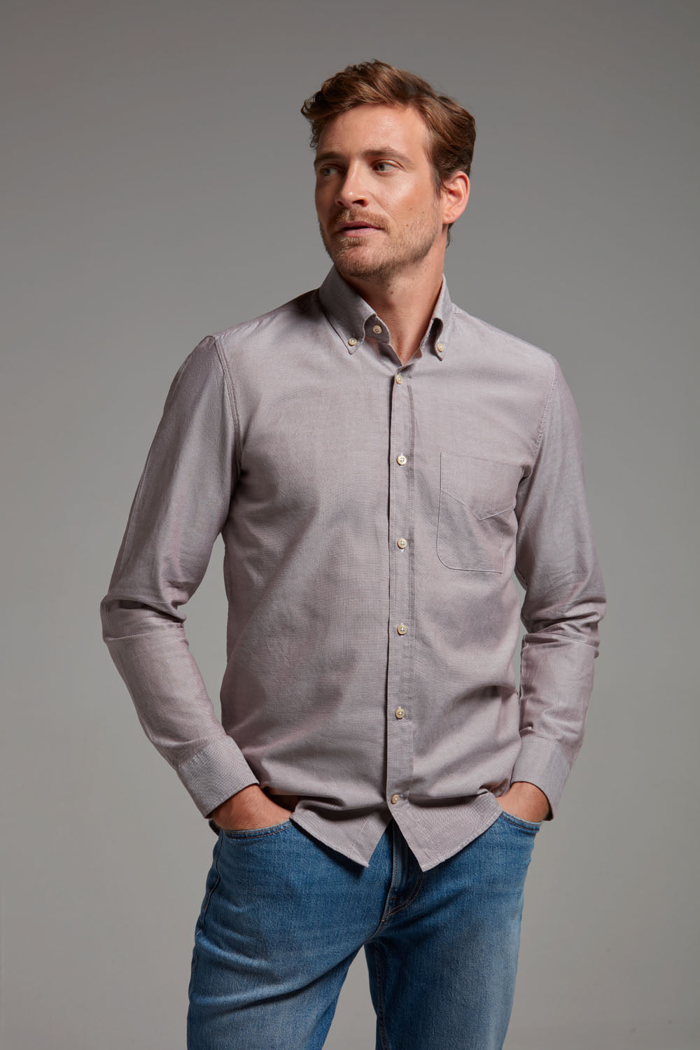 Dieses Einhorn Oxford-Hemd in Braun-Weiß ist der perfekte Allrounder für Business-Casual und gepflegte Freizeitlooks.