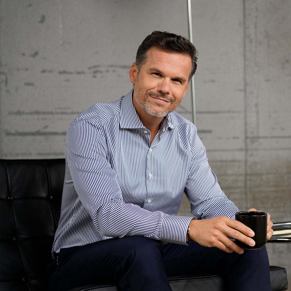 Elegantes Hemd im Modern Fit mit blau-weißen Streifen – 100 % Baumwolle, Haikragen & lange Ärmel. Klassisch, modern & ideal für Business & Freizeit.