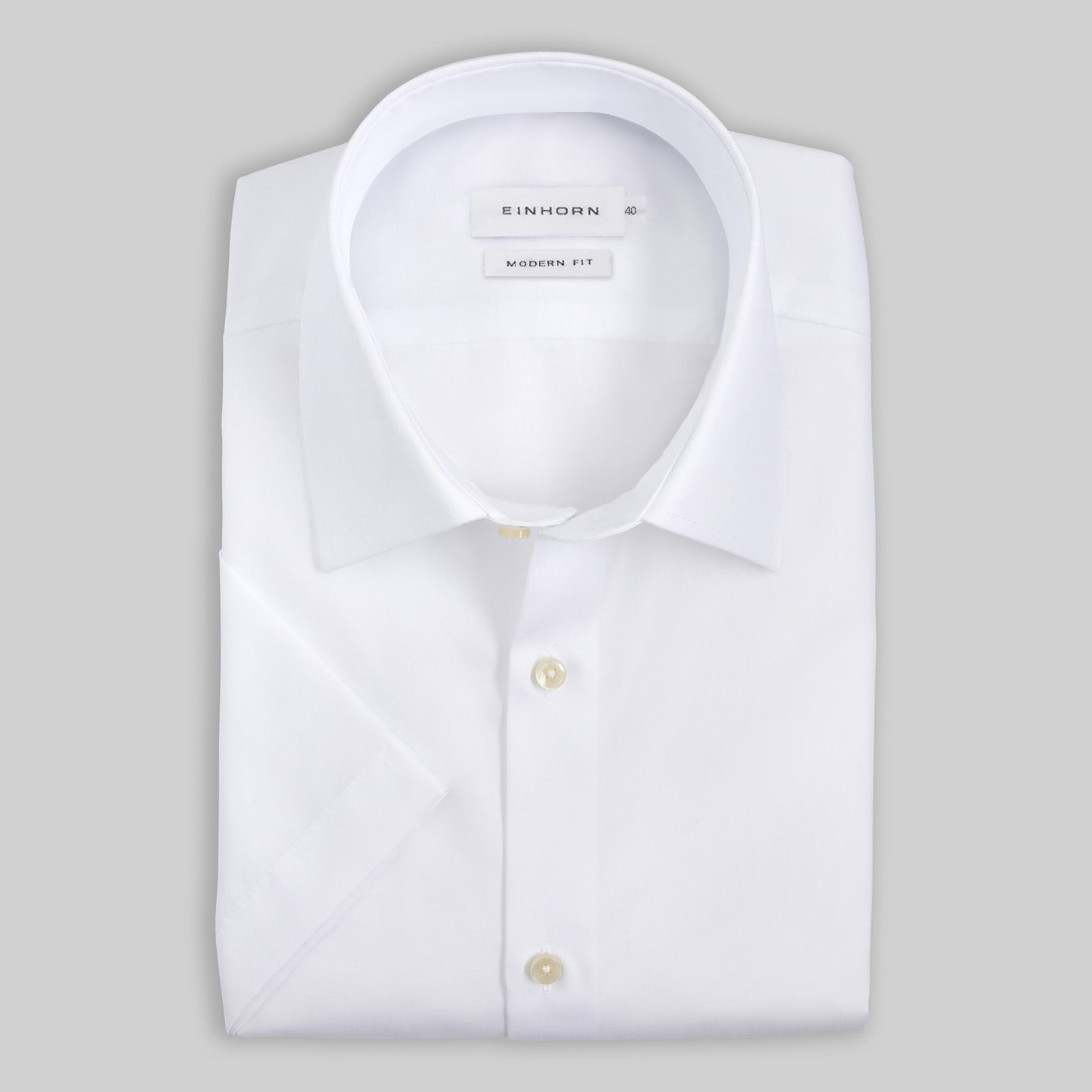 Das weisse Einhorn Kurzarmhemd Modern Fit Non Iron Weiss ist die perfekte Wahl für warme Tage.