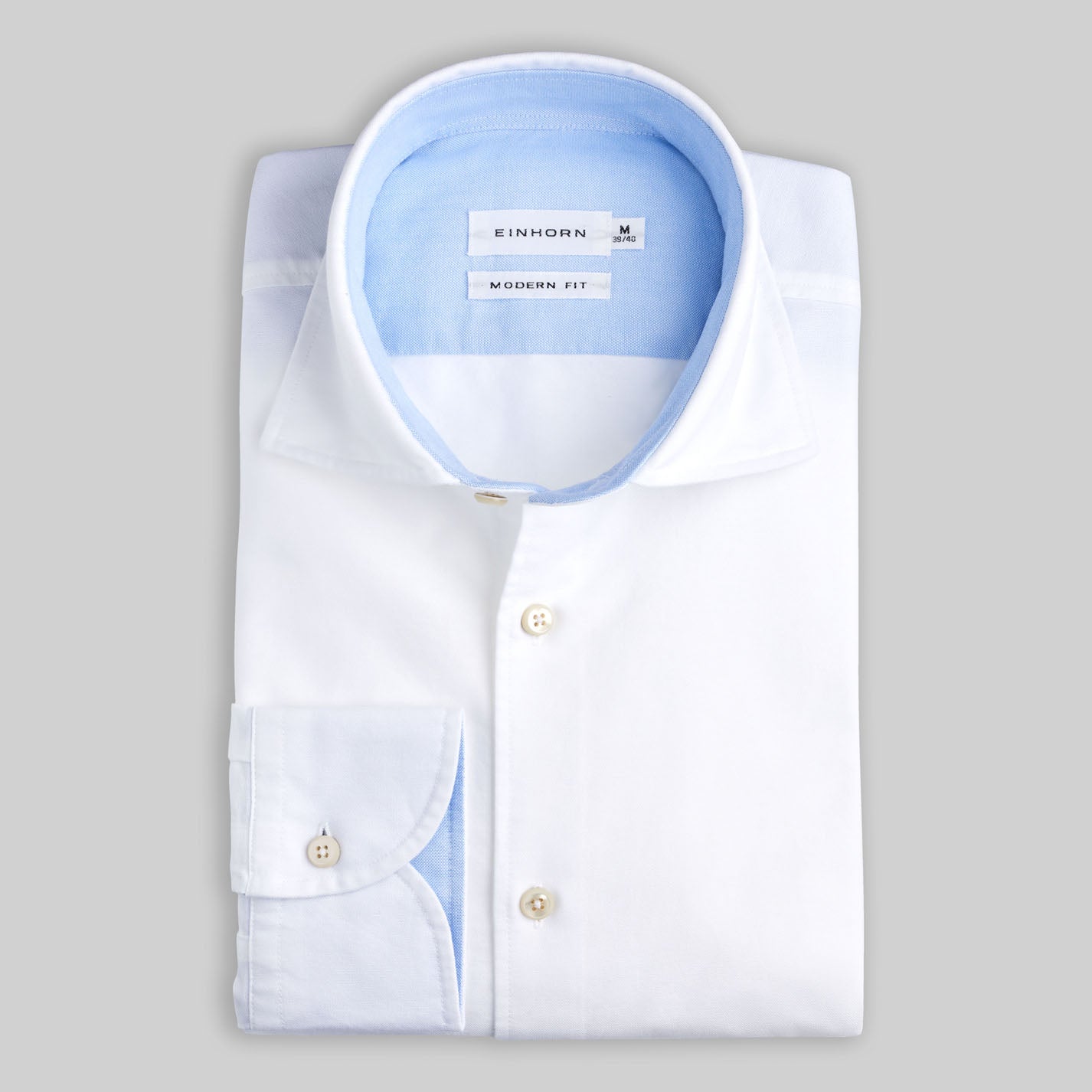 Dieses weiße Oxfordhemd ist ein zeitloses Essential, das Eleganz und Textur perfekt verbindet.