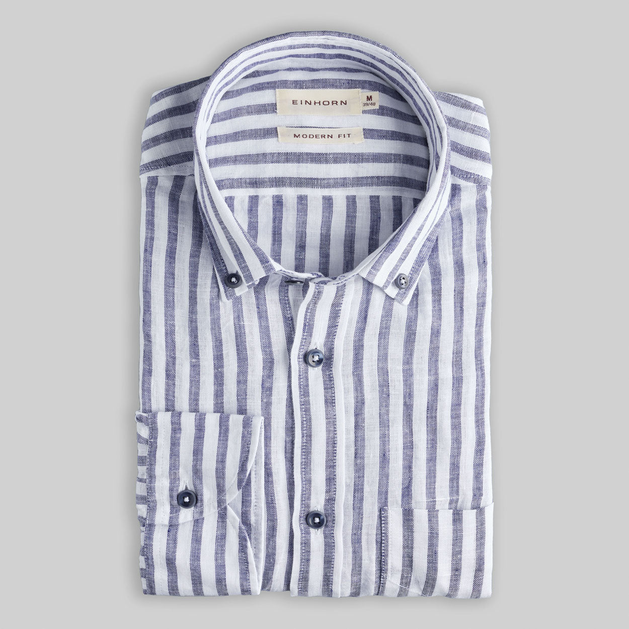 Das Einhorn Leinenhemd Navy Modern Fit Button Down steht für zeitlose Eleganz und natürliche Frische.