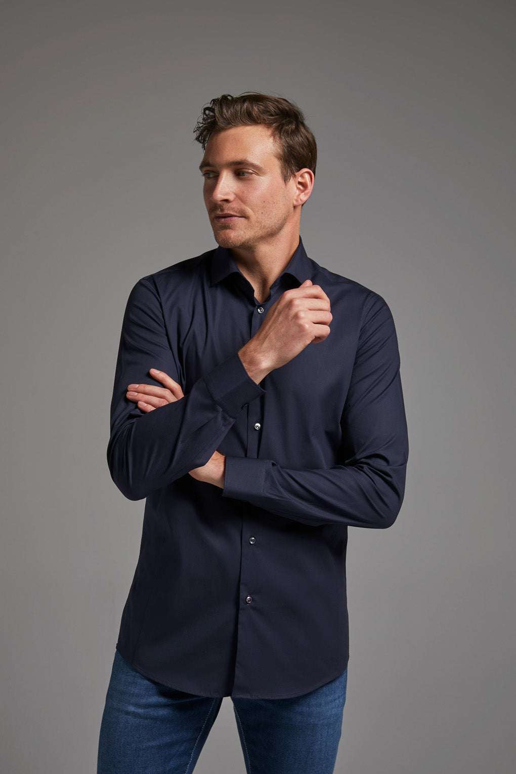 Dieses Hemd in tiefem Navyblau ist ein stilvoller Ersatz für den klassischen Pullover und verleiht jedem Outfit eine moderne, gepflegte Note.