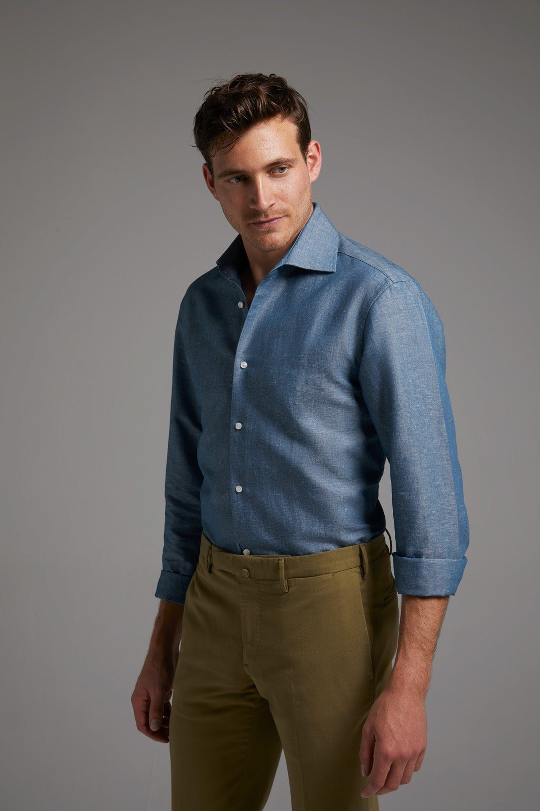 Das Einhorn Jeanshemd Regular Fit Blau steht für einen zeitlosen, maskulinen Stil mit authentischer Denim-Optik.