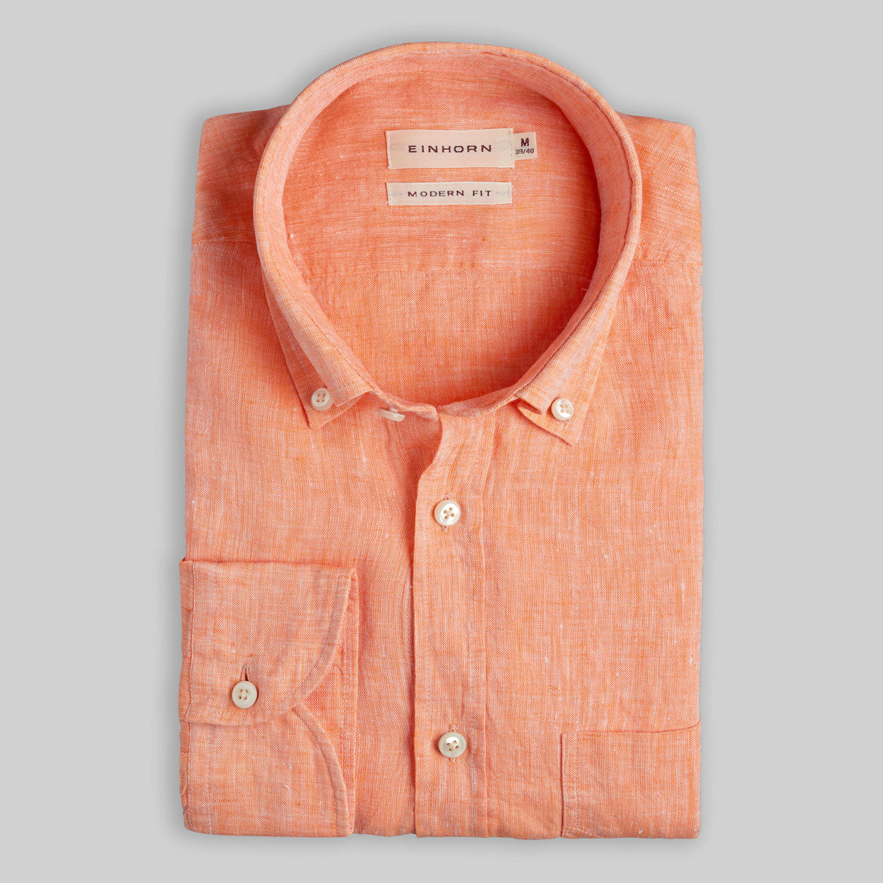 Das Einhorn Leinenhemd Orange Modern Fit Button Down ist der perfekte Begleiter für warme Tage – modern, frisch und dennoch klassisch.