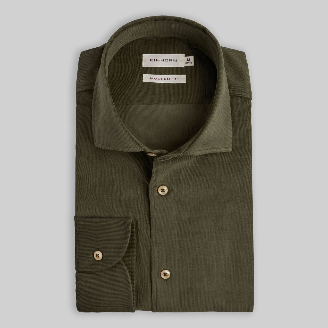 Das Einhorn Hemd Modern Fit Babykord Grün vereint natürliche Materialien mit einem modernen, herbstlichen Stil.